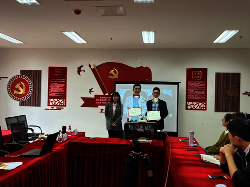 本科生第三党支部书记林伊纯为王才有老师、孙超老师颁发“信道导师”聘书